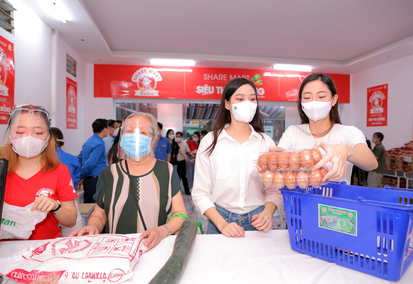 Hoa hậu Việt Nam 2020 Đỗ Thị Hà, Hoa hậu Thế giới Việt Nam 2019 Lương Thùy Linh cùng chọn đồ giúp người dân Hoa hậu Việt Nam 2020 Đỗ Thị Hà, Hoa hậu Thế giới Việt Nam 2019 Lương Thùy Linh cùng chọn đồ giúp người dân