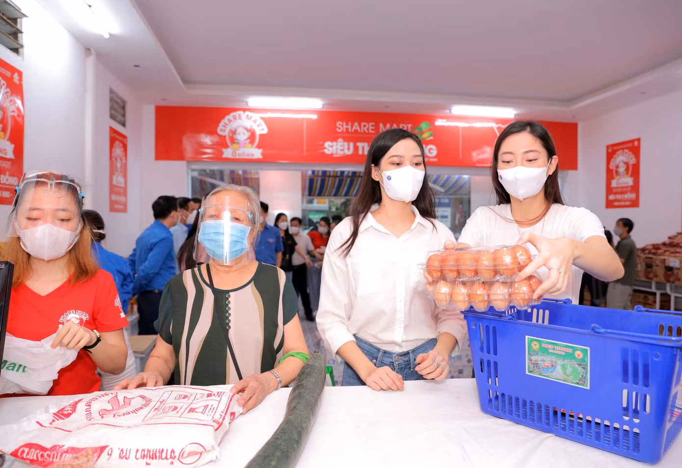 Hoa hậu Việt Nam 2020 Đỗ Thị Hà, Hoa hậu Thế giới Việt Nam 2019 Lương Thùy Linh cùng chọn đồ giúp người dân