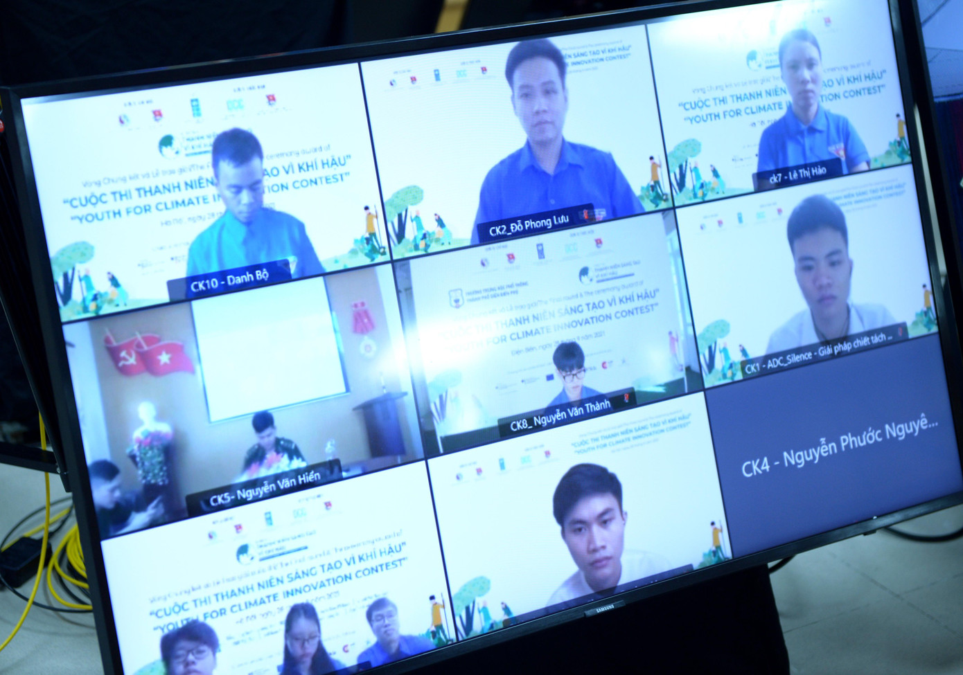 Các thí sinh tham dự vòng chung kết theo hình thức trực tuyến Các thí sinh tham dự vòng chung kết theo hình thức trực tuyến