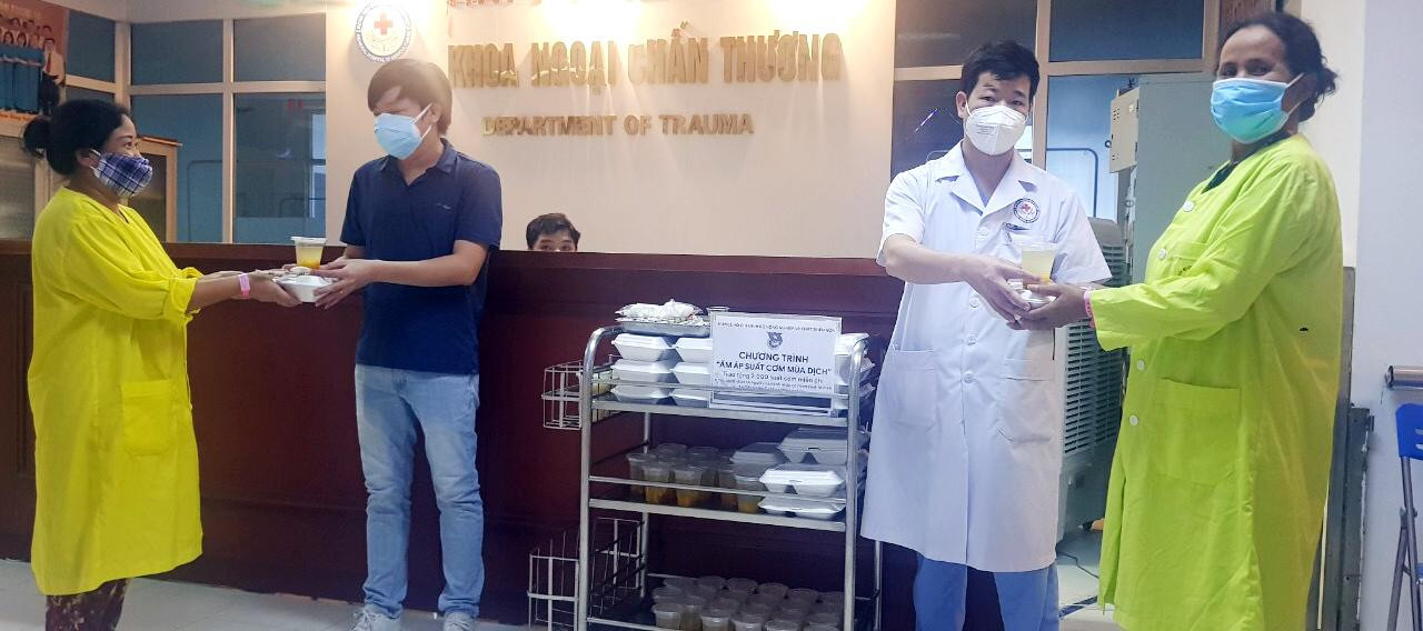 Ấm áp những suất cơm là hoạt động trong chương trình "San sẻ yêu thương - Chiến thắng đại dịch" do Đoàn Thanh niên Bộ NN&PTNT triển khai. Ấm áp những suất cơm là hoạt động trong chương trình "San sẻ yêu thương - Chiến thắng đại dịch" do Đoàn Thanh niên Bộ NN&PTNT triển khai.