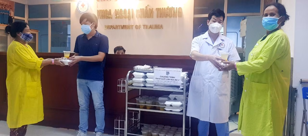 Ấm áp những suất cơm là hoạt động trong chương trình "San sẻ yêu thương - Chiến thắng đại dịch" do Đoàn Thanh niên Bộ NN&amp;PTNT triển khai.