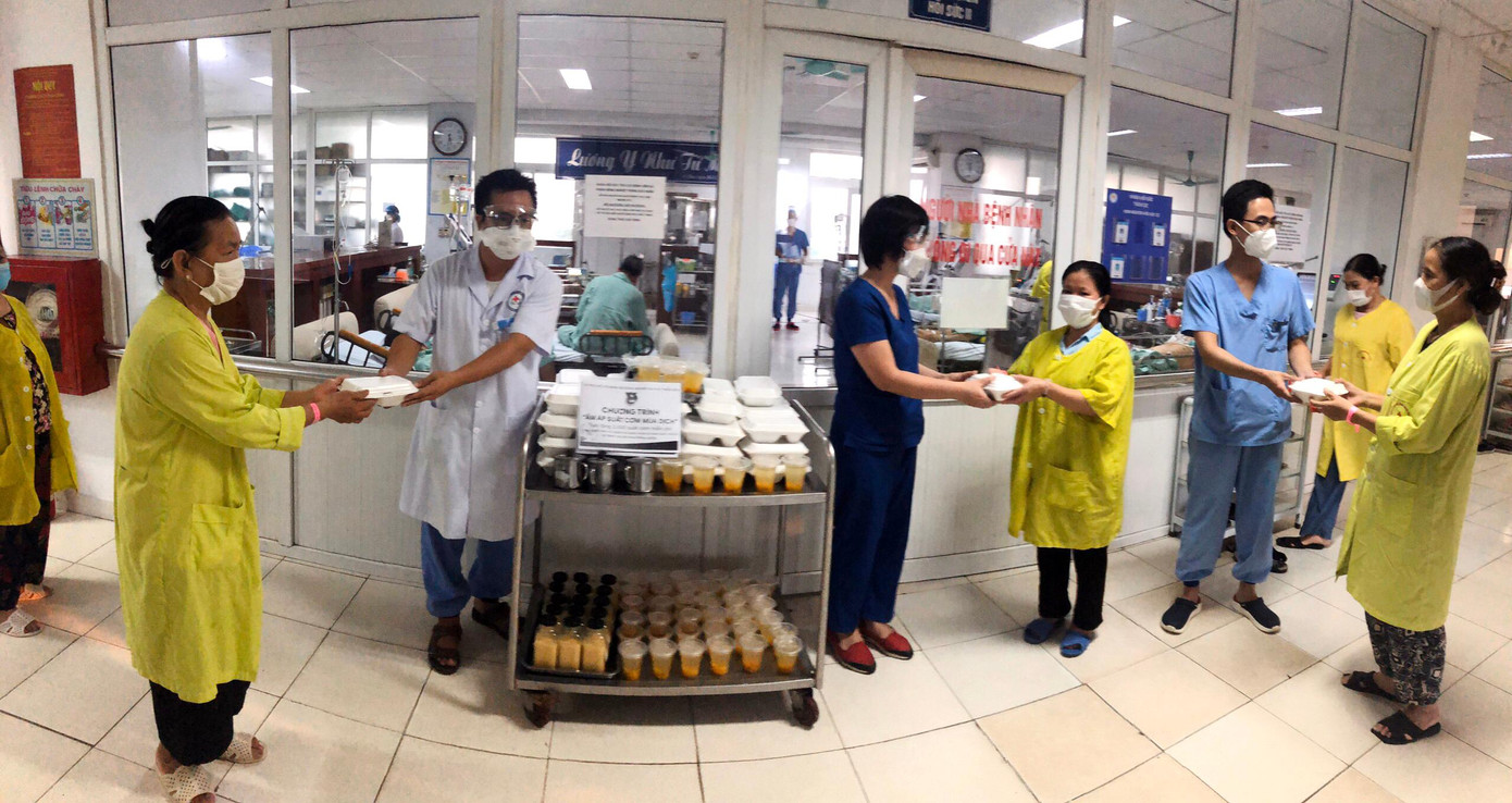 Những suất cơm yêu thương được trao gửi tới bệnh viện những ngày phong tỏa tạm thời. Ảnh: BTC Những suất cơm yêu thương được trao gửi tới bệnh viện những ngày phong tỏa tạm thời. Ảnh: BTC
