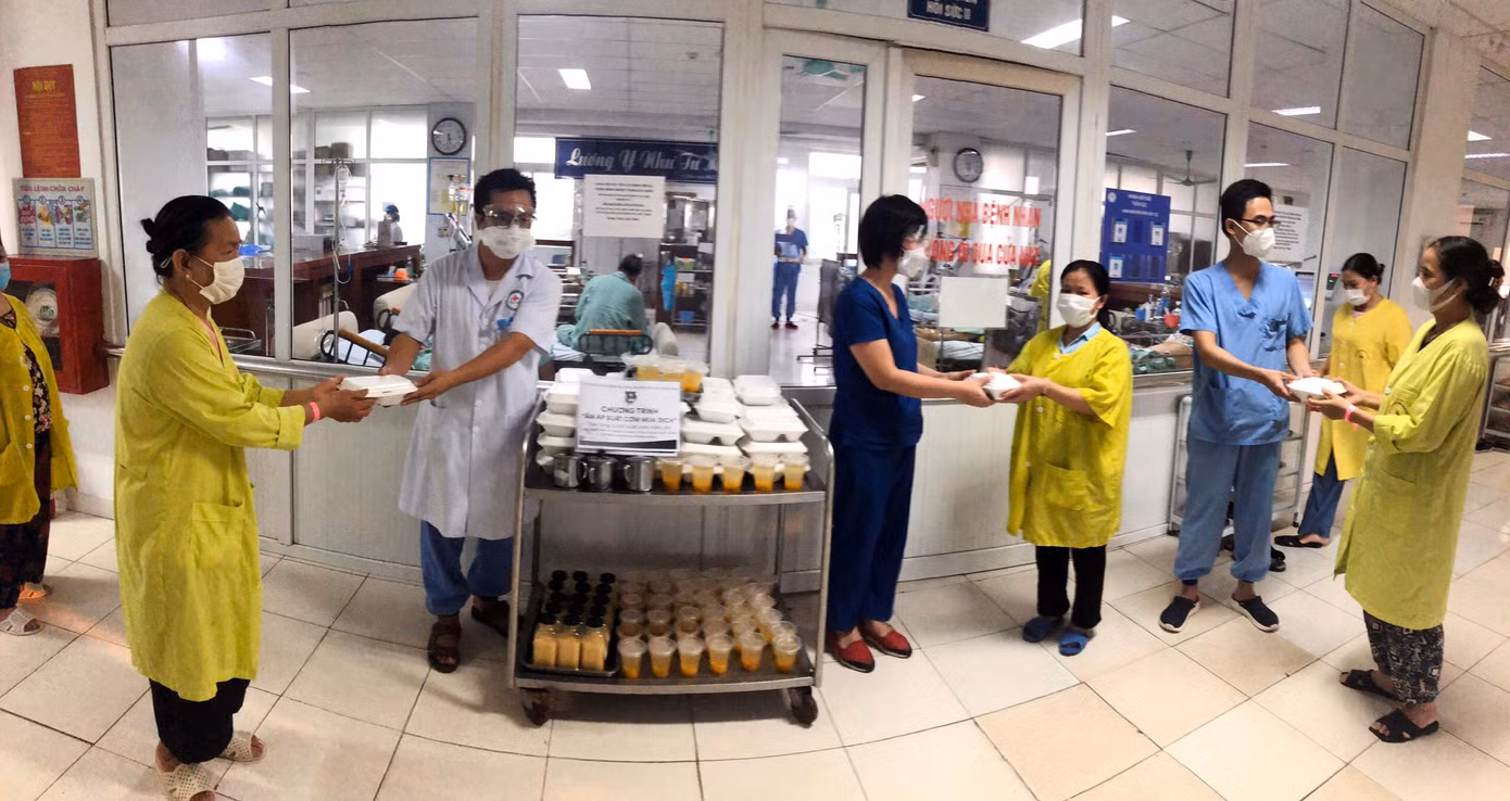 Những suất cơm yêu thương được trao gửi tới bệnh viện những ngày phong tỏa tạm thời. Ảnh: BTC