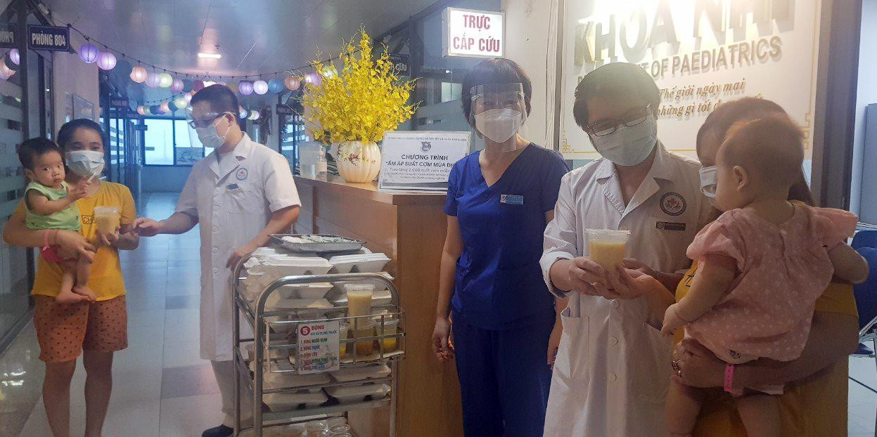 Hoạt động sẻ chia khó khăn, động viên với bệnh nhân, người nhà bệnh nhân và y bác sĩ Hoạt động sẻ chia khó khăn, động viên với bệnh nhân, người nhà bệnh nhân và y bác sĩ