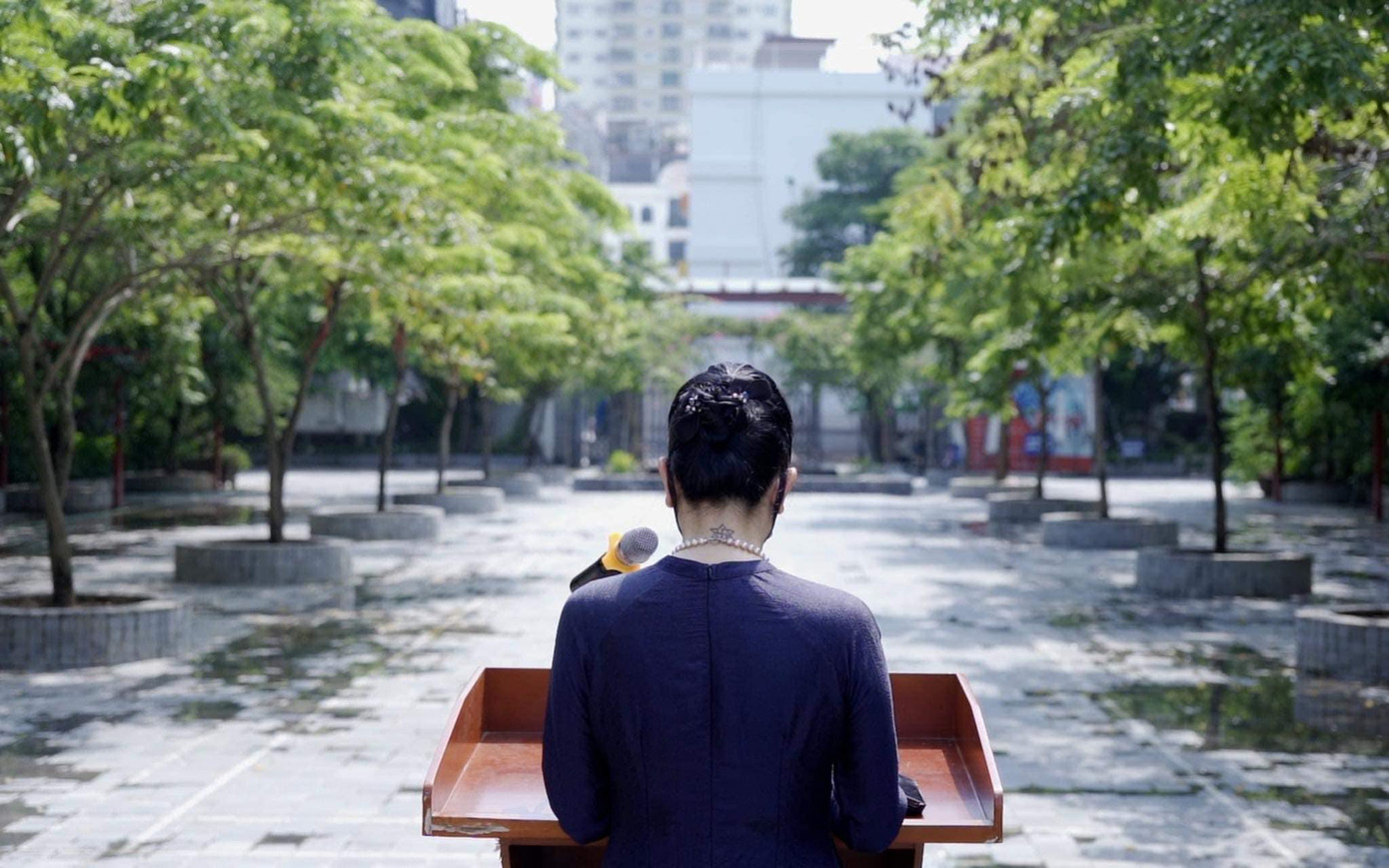 Bức ảnh cô Dương phát biểu trong khung cảnh đặc biệt tạo nhiều cảm xúc đặc biệt. Ảnh: FBNV Bức ảnh cô Dương phát biểu trong khung cảnh đặc biệt tạo nhiều cảm xúc đặc biệt. Ảnh: FBNV