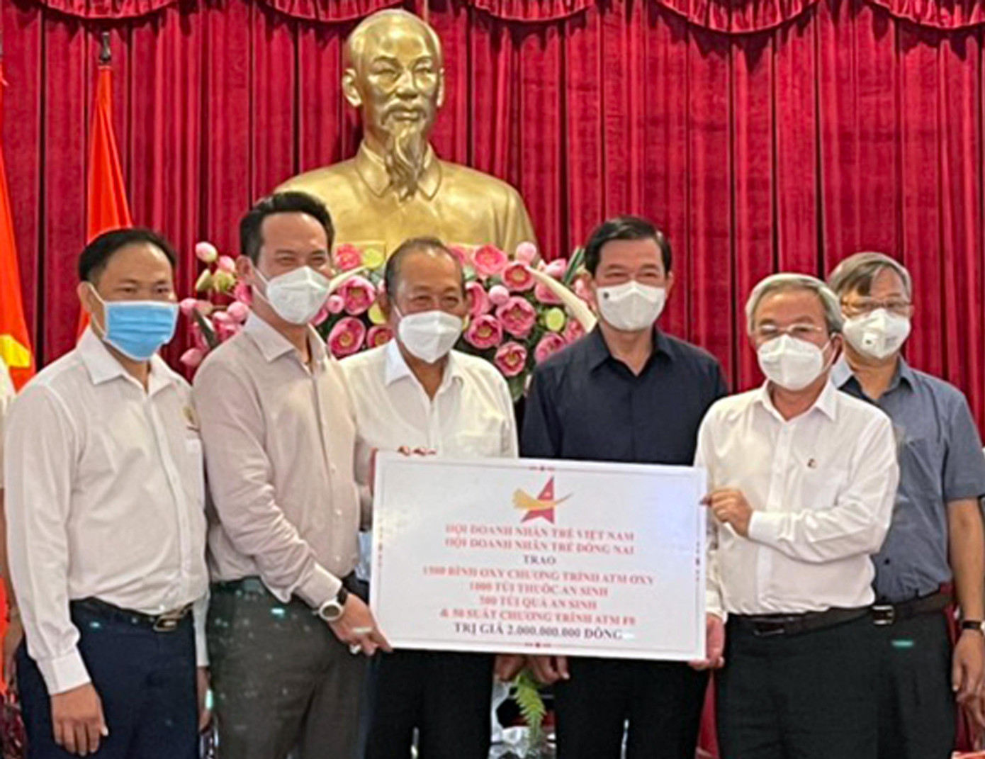 Hội Doanh nhân trẻ trao biển hỗ trợ bình oxy, túi quà an sinh, túi thuốc an sinh