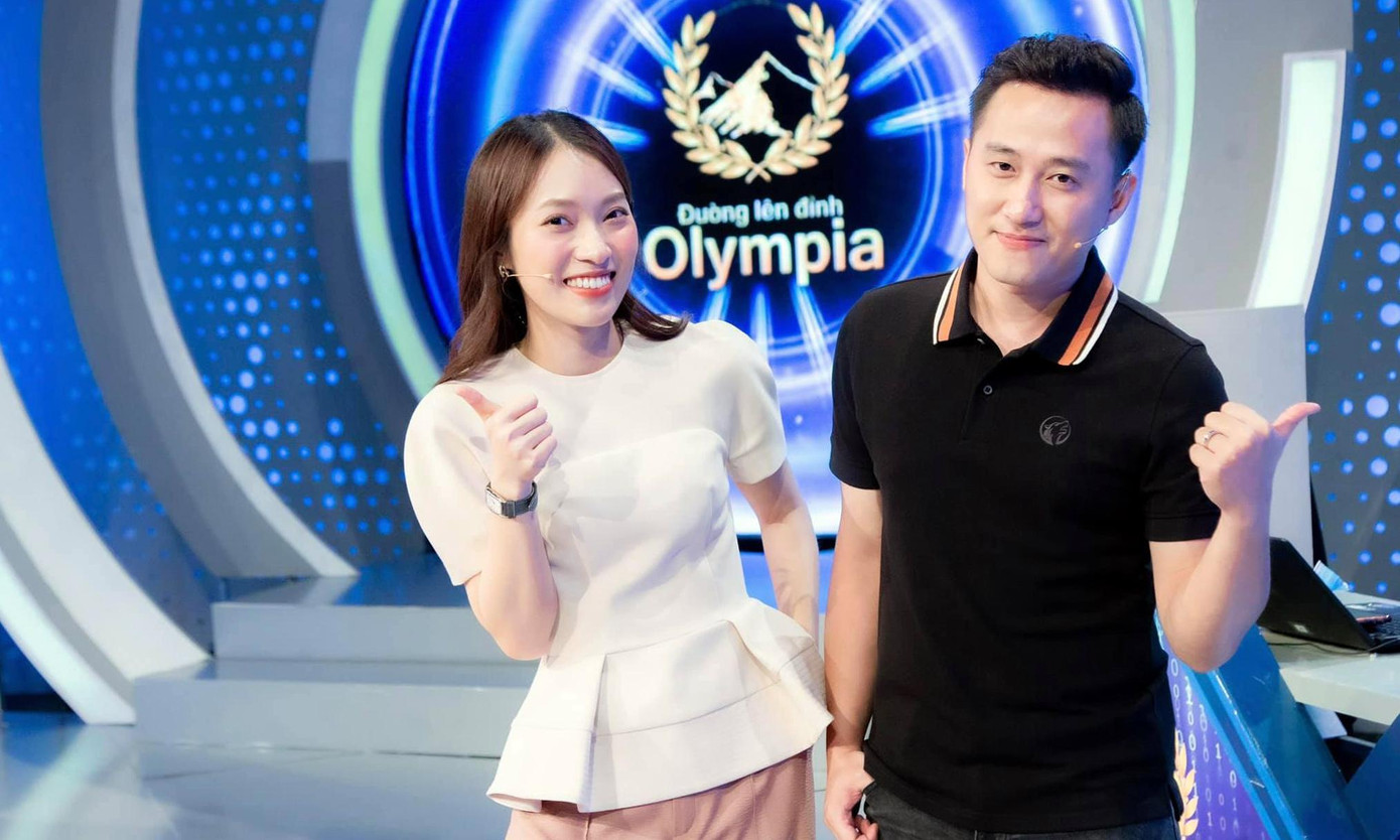 Khánh Vy sẽ cùng dẫn Đường lên đỉnh Olympia năm thứ 22 cùng MC Ngọc Huy. Ảnh: FBCT
