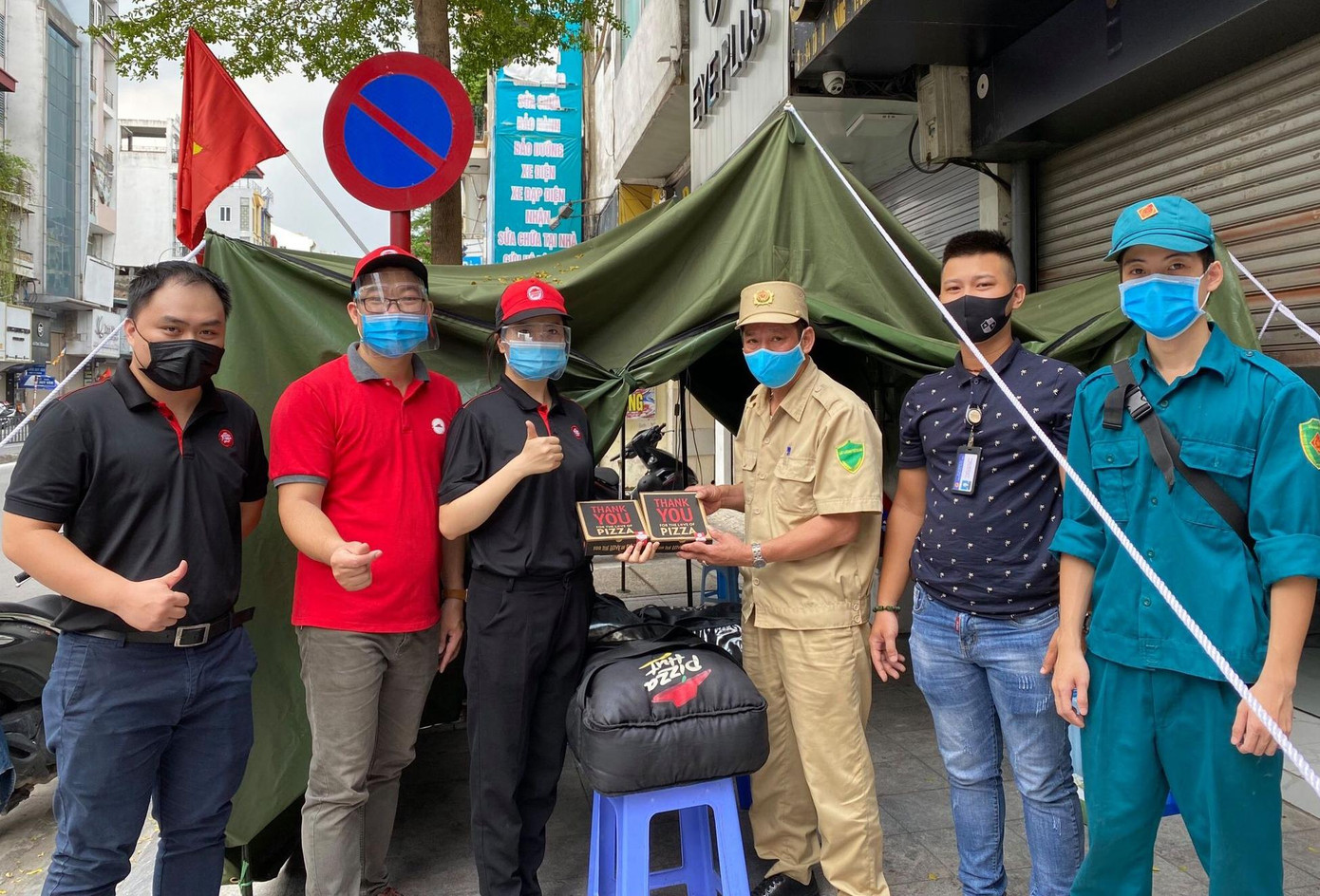 Những chiếc bánh Pizza chuyển đến lực lượng làm nhiệm vụ phòng chống dịch. Ảnh: BTC