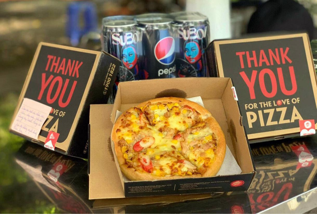 Nhiều suất bánh và nước uống được chương trình chuẩn bị để tiếp sức tuyến đầu. Ảnh: BTC