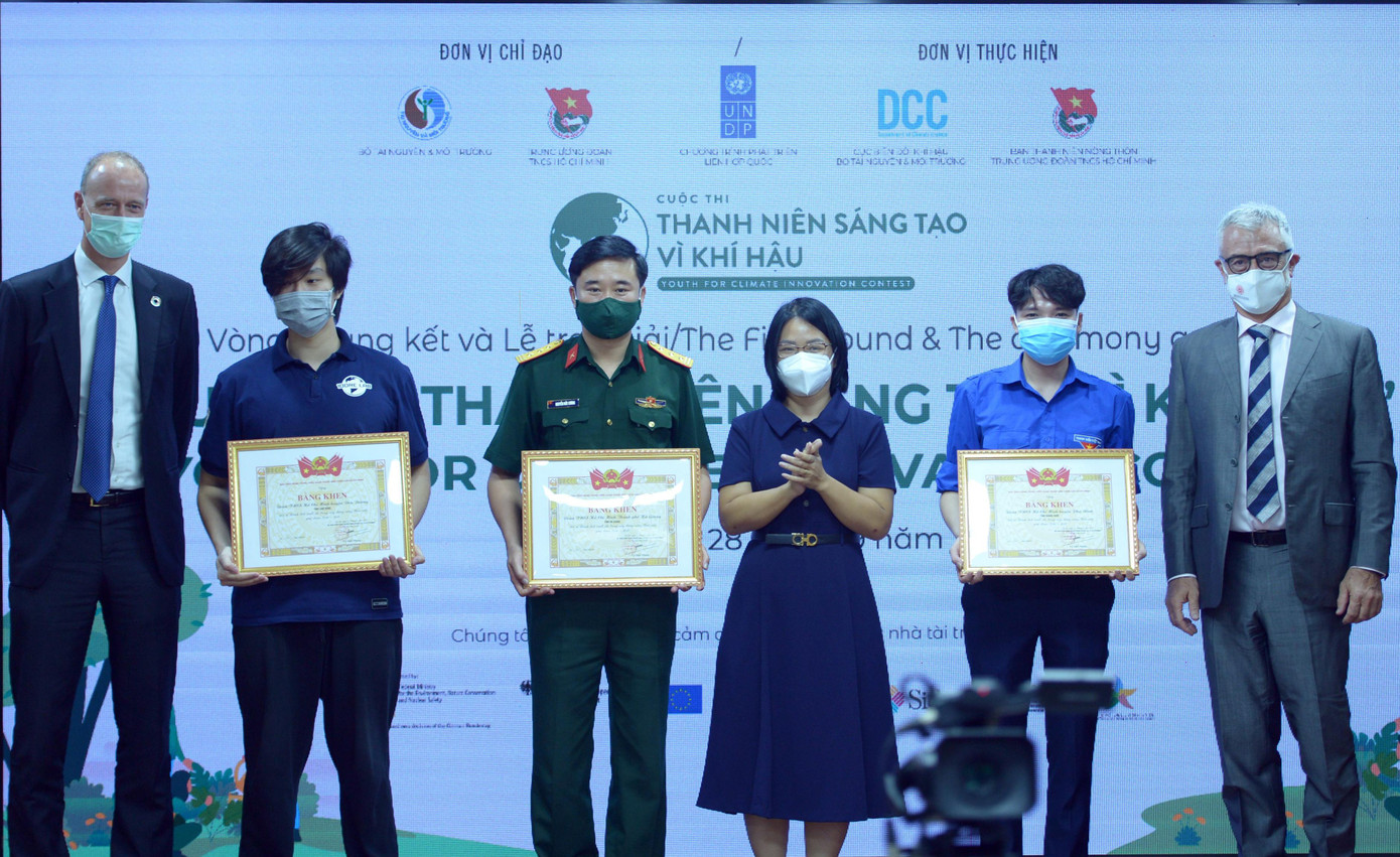 Ban Tổ chức trao giải thưởng tới đại diện tác giả, tác giả Ban Tổ chức trao giải thưởng tới đại diện tác giả, tác giả