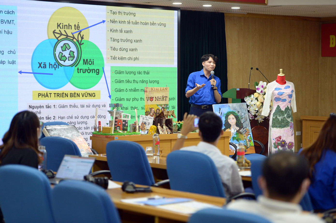 Các thí sinh trong vòng chung kết thuyết trình ý tưởng trong vòng chung kết. Trong ảnh là đại diện nhóm Tương lai xanh HTK dự thi. Các thí sinh trong vòng chung kết thuyết trình ý tưởng trong vòng chung kết. Trong ảnh là đại diện nhóm Tương lai xanh HTK dự thi.