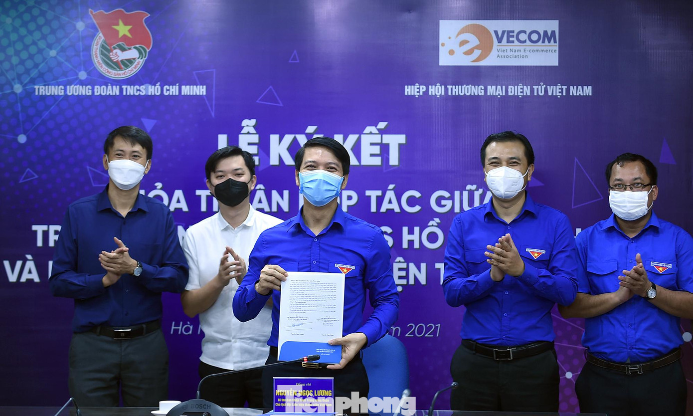 Anh Nguyễn Ngọc Lương ký kết nội dung hợp tác giữa T.Ư Đoàn và Hiệp hội Thương mại điện tử Việt Nam. Ảnh: Xuân Tùng Anh Nguyễn Ngọc Lương ký kết nội dung hợp tác giữa T.Ư Đoàn và Hiệp hội Thương mại điện tử Việt Nam. Ảnh: Xuân Tùng