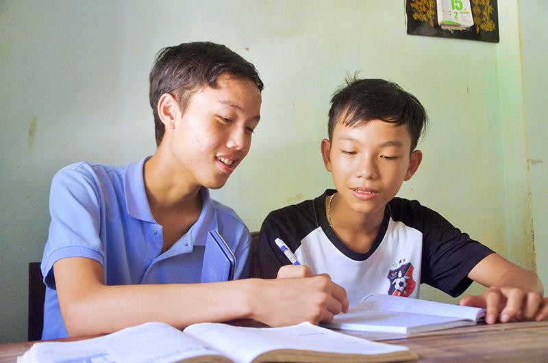 Tân Nhật chia sẻ kiến thức bổ ích với em trai. Ảnh chụp 2018, Báo Quảng Trị Tân Nhật chia sẻ kiến thức bổ ích với em trai. Ảnh chụp 2018, Báo Quảng Trị