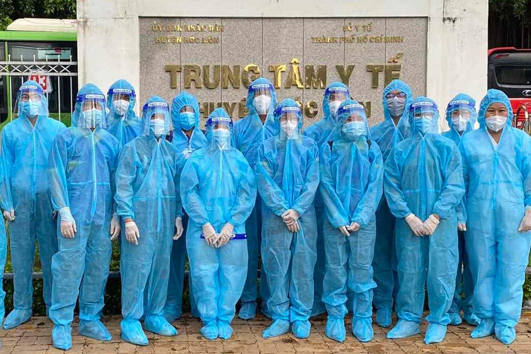 Các tình nguyện viên đầu tiên đã có mặt tại Trung tâm y tế huyện Hóc Môn để tham gia chương trình ATM Nhân lực tiêm vắc xin. Ảnh: BTC