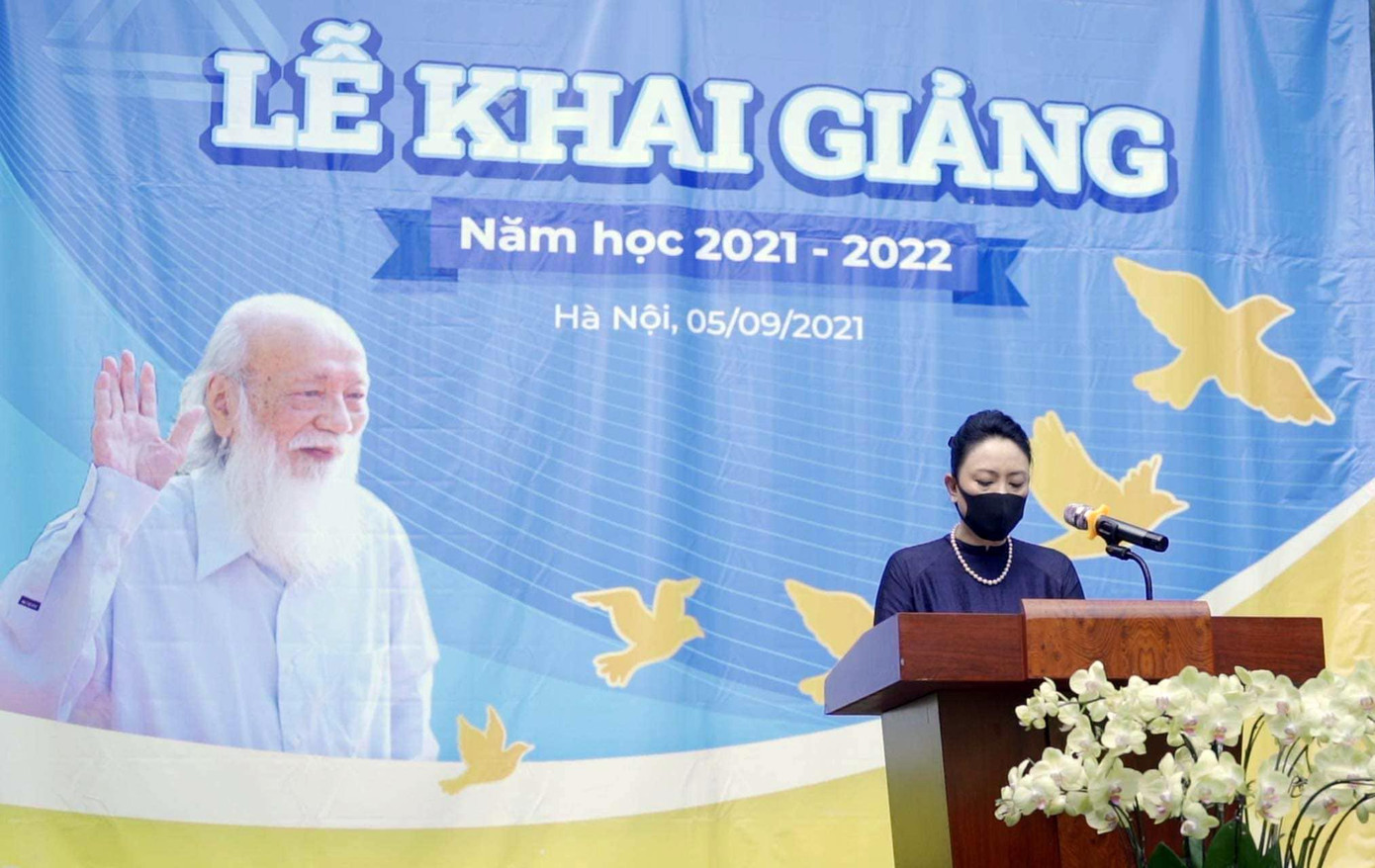 Cô Văn Thùy Dương phát biểu trong lễ khai giảng 5/9 tại trường. Ảnh: FBNV Cô Văn Thùy Dương phát biểu trong lễ khai giảng 5/9 tại trường. Ảnh: FBNV