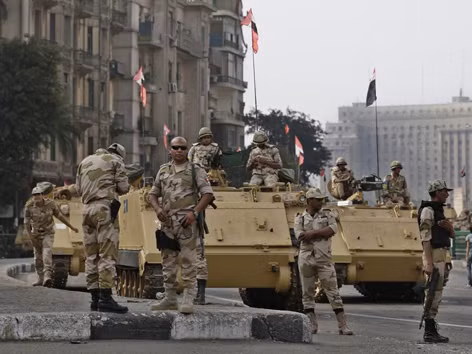 Binh sĩ Ai Cập cùng xe bọc thép canh giữ quảng trường Tahrir ở Cairo hôm 17/8. Ảnh: Hassan Ammar