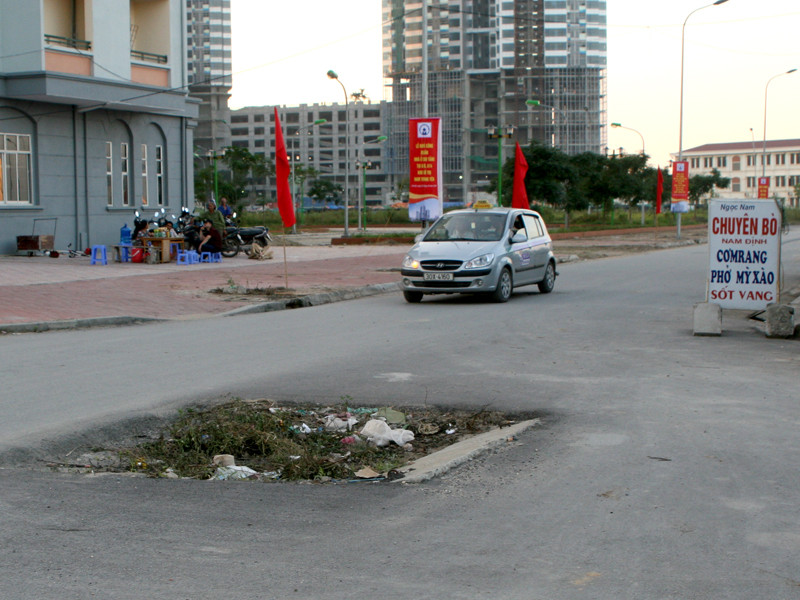 Hố từ thần rình rập người đi đường