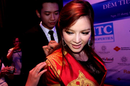 Lý Nhã Kỳ cho biết, chiếc váy cô đang mặc là một trong hai chiếc váy mà cô đã tham gia đấu giá để mua lại từ cuộc đấu giá những mẫu thiết kế hiếm hoi được NTK lừng danh thế giới Alexander McQueen làm ra vài tháng trước khi ông qua đời vào tháng 2.2010