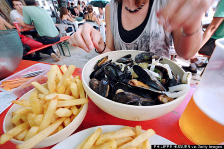 Trai hấp (Moules-Frites) có mặt ở nhiều nước như Pháp và Mỹ, nhưng ngon nhất thì phải thưởng thức ở Bỉ. Ăn kèm với khoai chiên sẽ hoàn hảo hơn
