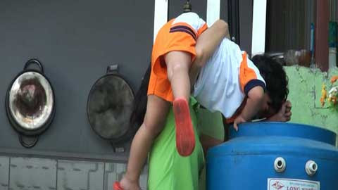 Bà Nguyễn Lê Thiên Lý hành hạ 1 trẻ mầm non (ảnh cắt từ clip báo Tuổi Trẻ TP.HCM)