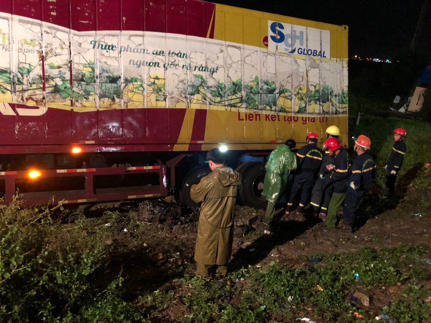 Sau tai nạn, cả tài xế và xe máy bị cuộn trong gầm container ảnh 3