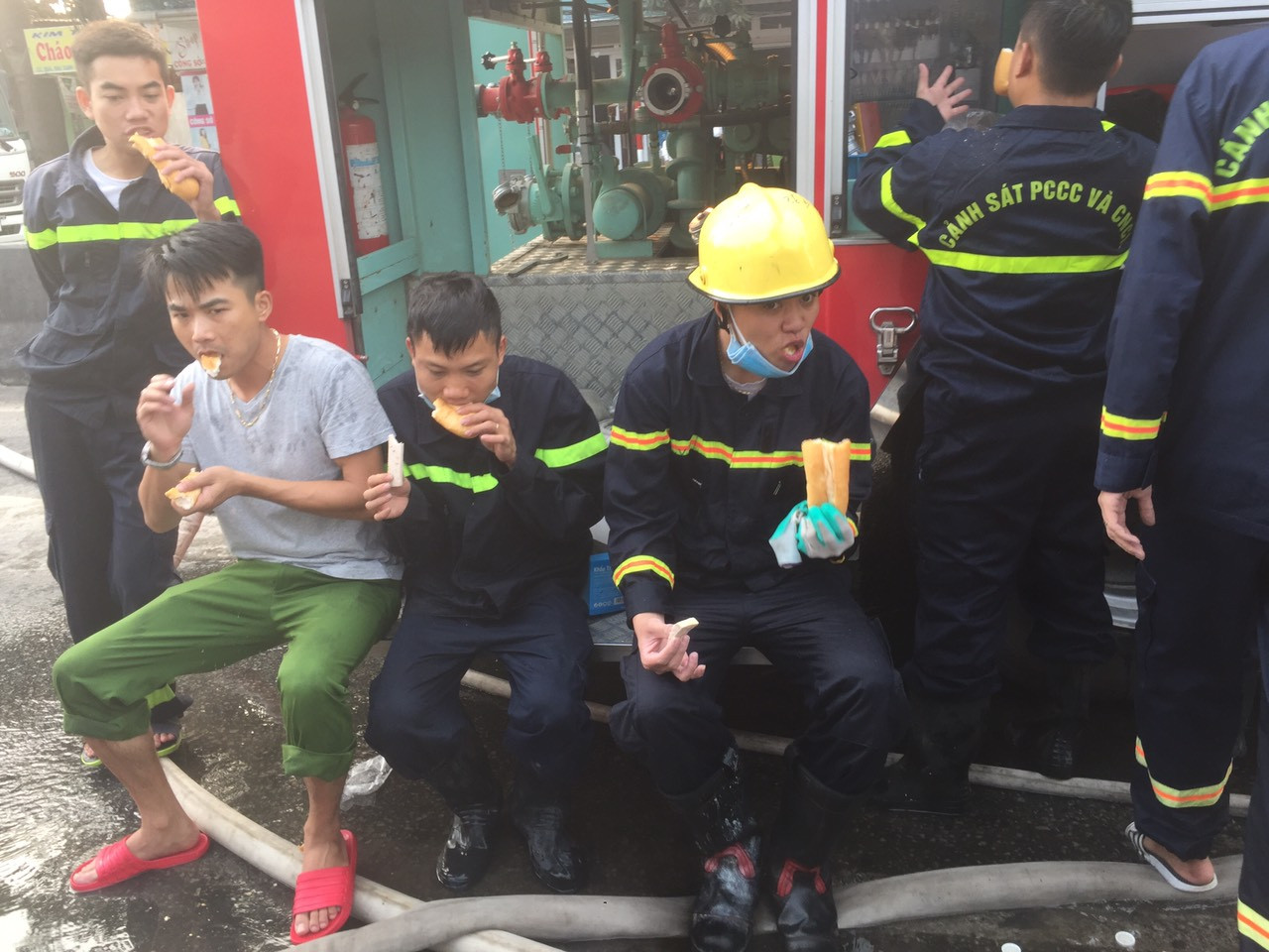 Chợ Còng ven Quốc lộ 1A cháy lớn, Giám đốc Công an tỉnh chỉ đạo chữa cháy ảnh 5