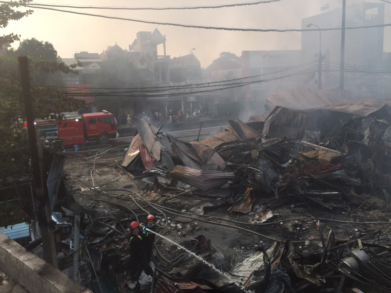 Chợ Còng ven Quốc lộ 1A cháy lớn, Giám đốc Công an tỉnh chỉ đạo chữa cháy ảnh 3