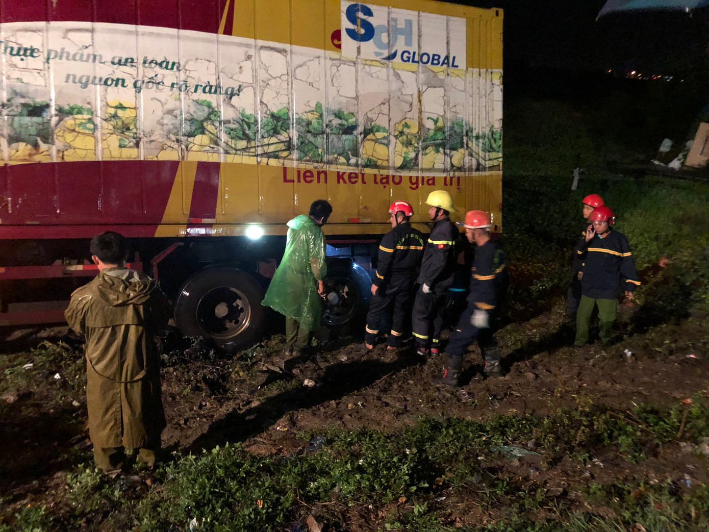 Sau tai nạn, cả tài xế và xe máy bị cuộn trong gầm container ảnh 1