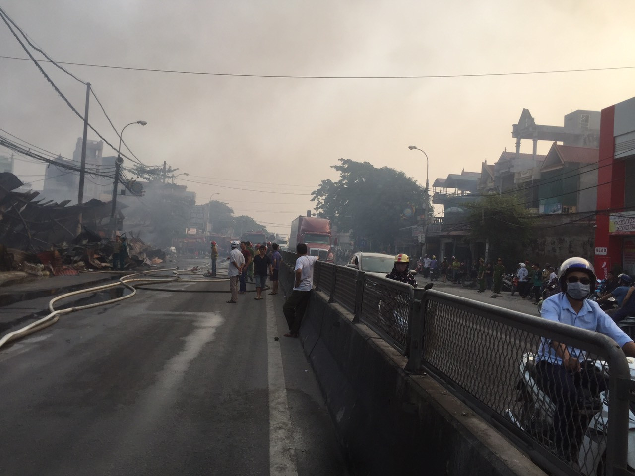 Chợ Còng ven Quốc lộ 1A cháy lớn, Giám đốc Công an tỉnh chỉ đạo chữa cháy ảnh 2