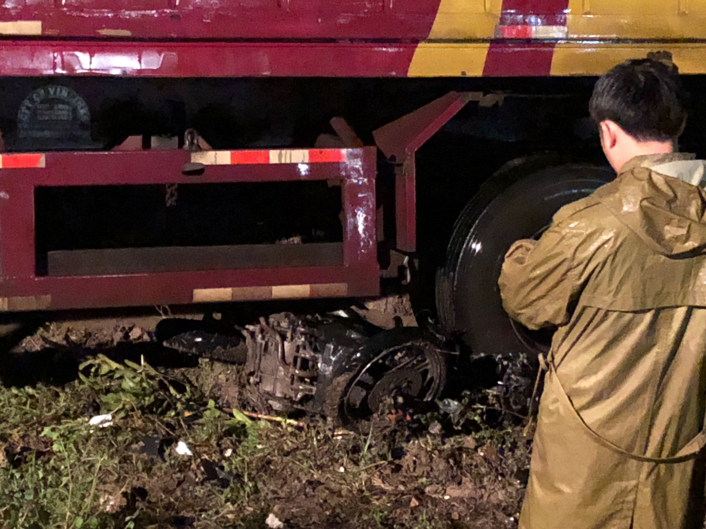 Sau tai nạn, cả tài xế và xe máy bị cuộn trong gầm container ảnh 4