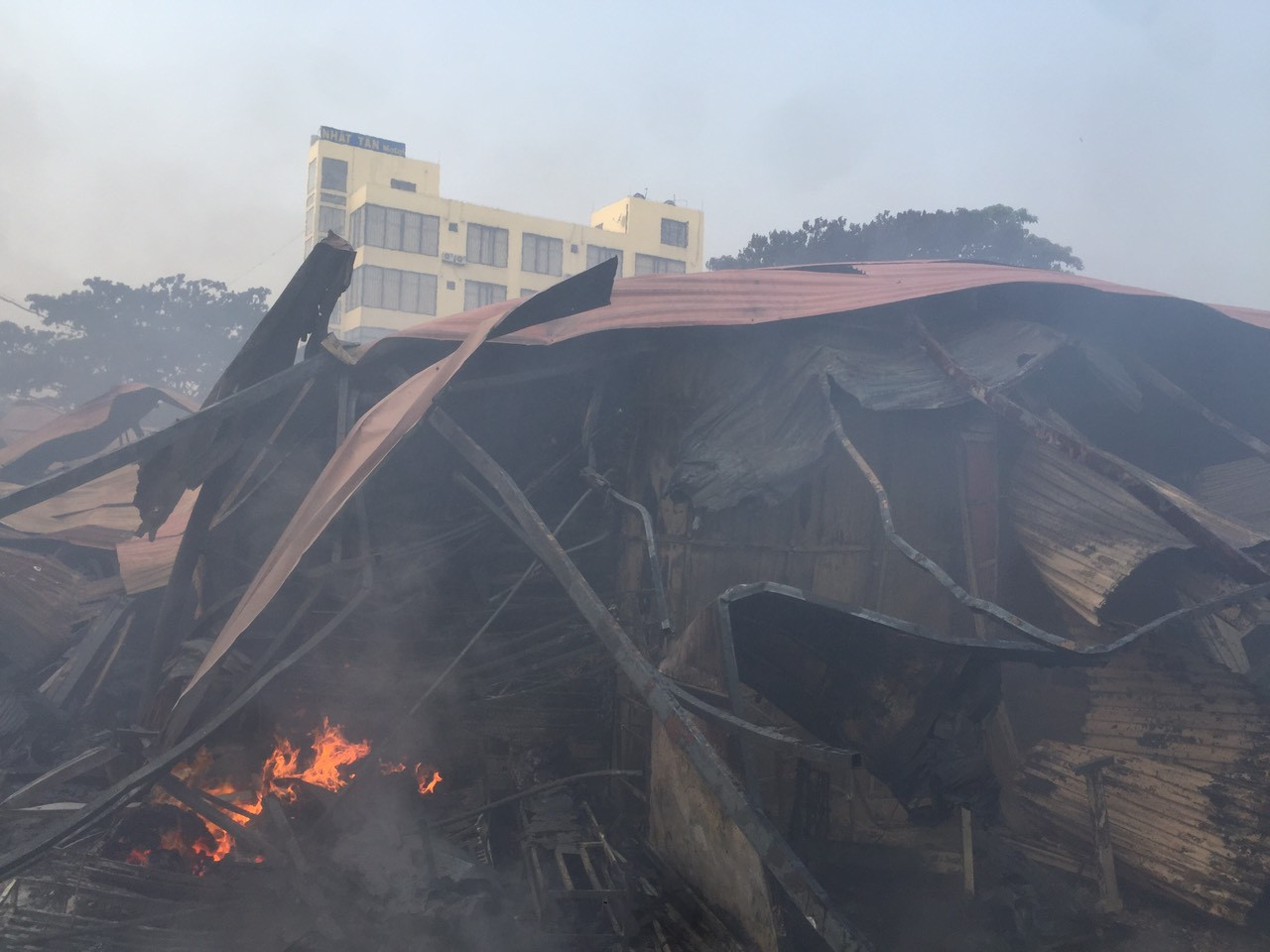 Chợ Còng ven Quốc lộ 1A cháy lớn, Giám đốc Công an tỉnh chỉ đạo chữa cháy ảnh 1