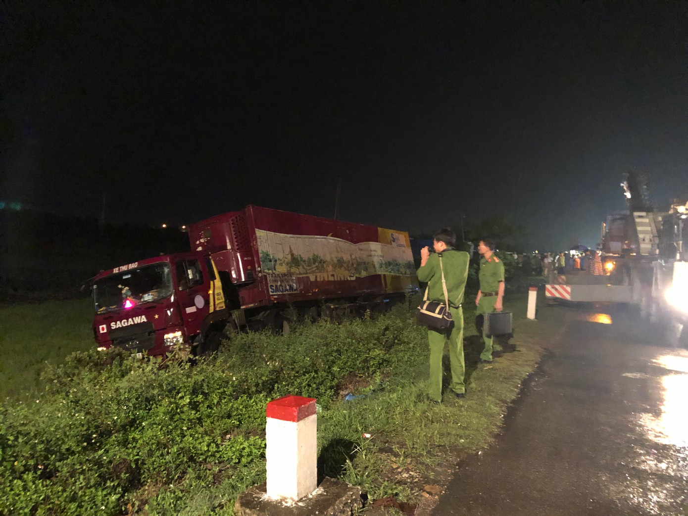 Sau tai nạn, cả tài xế và xe máy bị cuộn trong gầm container ảnh 2