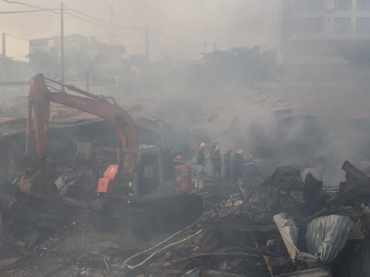 Chợ Còng ven Quốc lộ 1A cháy lớn, Giám đốc Công an tỉnh chỉ đạo chữa cháy ảnh 6