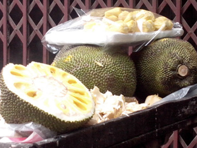 Bên ngoài mít rất xanh, gai nhọn, cứng, dày nhưng bên trong lại chín vàng rất đều. Cơ quan quản lý đã phát hiện việc sử dụng hóa chất ethaphon để thúc mít chín nhanh (Ảnh: N.A)