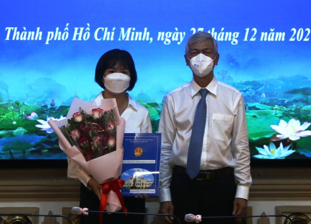Bà Nguyễn Võ Minh Thư (trái) nhận quyết định bổ nhiệm từ lãnh đạo UBND TPHCM Bà Nguyễn Võ Minh Thư (trái) nhận quyết định bổ nhiệm từ lãnh đạo UBND TPHCM