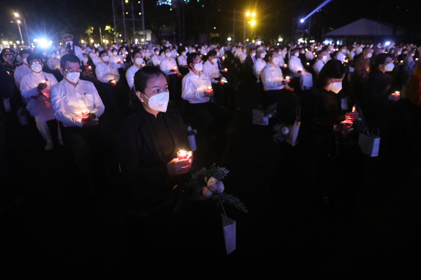 Các tầng lớp nhân dân tưởng niệm cán bộ, chiến sỹ hy sinh và những đồng bào không may qua đời do đại dịch COVID-19