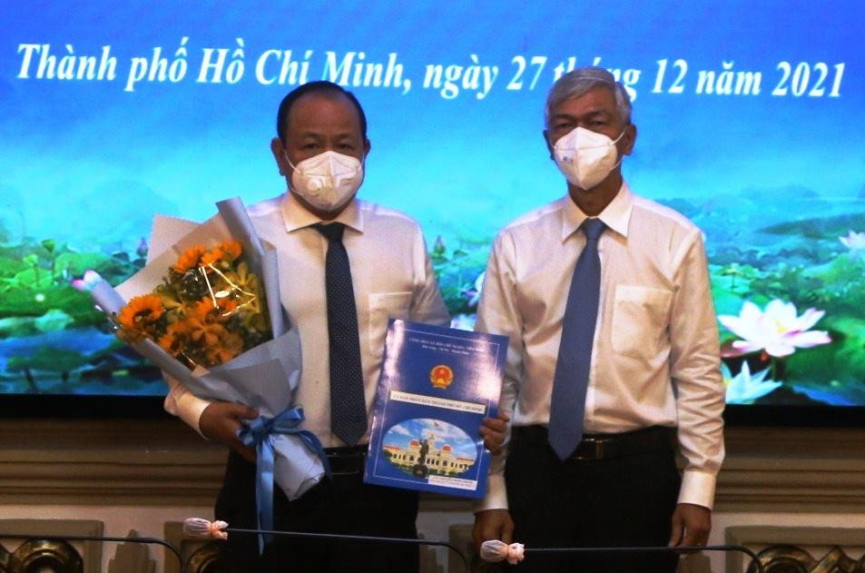 Ông Nguyễn Minh Chánh (trái) nhận quyết định bổ nhiệm giữ chức Phó Chủ tịch UBND Quận 12 Ông Nguyễn Minh Chánh (trái) nhận quyết định bổ nhiệm giữ chức Phó Chủ tịch UBND Quận 12