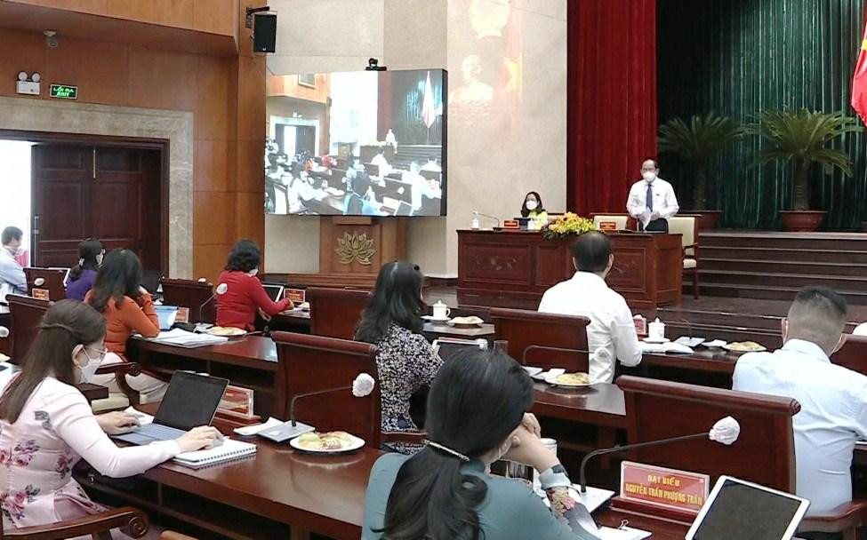 Giám đốc Sở Y tế TPHCM Tăng Chí Thượng trả lời chất vấn của các đại biểu HĐND TPHCM