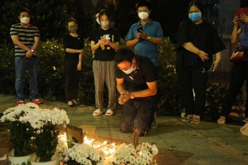 Người thân và bà con lối xóm đang sinh sống trong chung cư đau xót trước cái chết oan uổng của bé N.T.V.A Người thân và bà con lối xóm đang sinh sống trong chung cư đau xót trước cái chết oan uổng của bé N.T.V.A