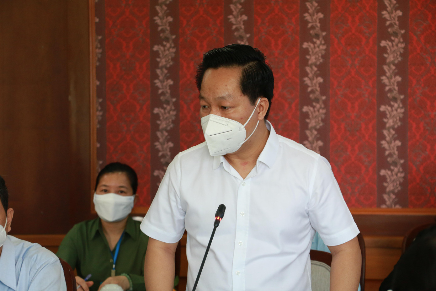 Chủ tịch UBND TP Thủ Đức Hoàng Tùng báo cáo với đoàn Đại biểu Quốc hội TPHCM