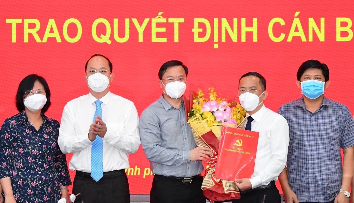 Ông Trương Vĩnh Tùng (thứ hai từ phải sang) nhận hoa chúc mừng từ lãnh đạo Văn phòng Thành uỷ TPHCM Ông Trương Vĩnh Tùng (thứ hai từ phải sang) nhận hoa chúc mừng từ lãnh đạo Văn phòng Thành uỷ TPHCM