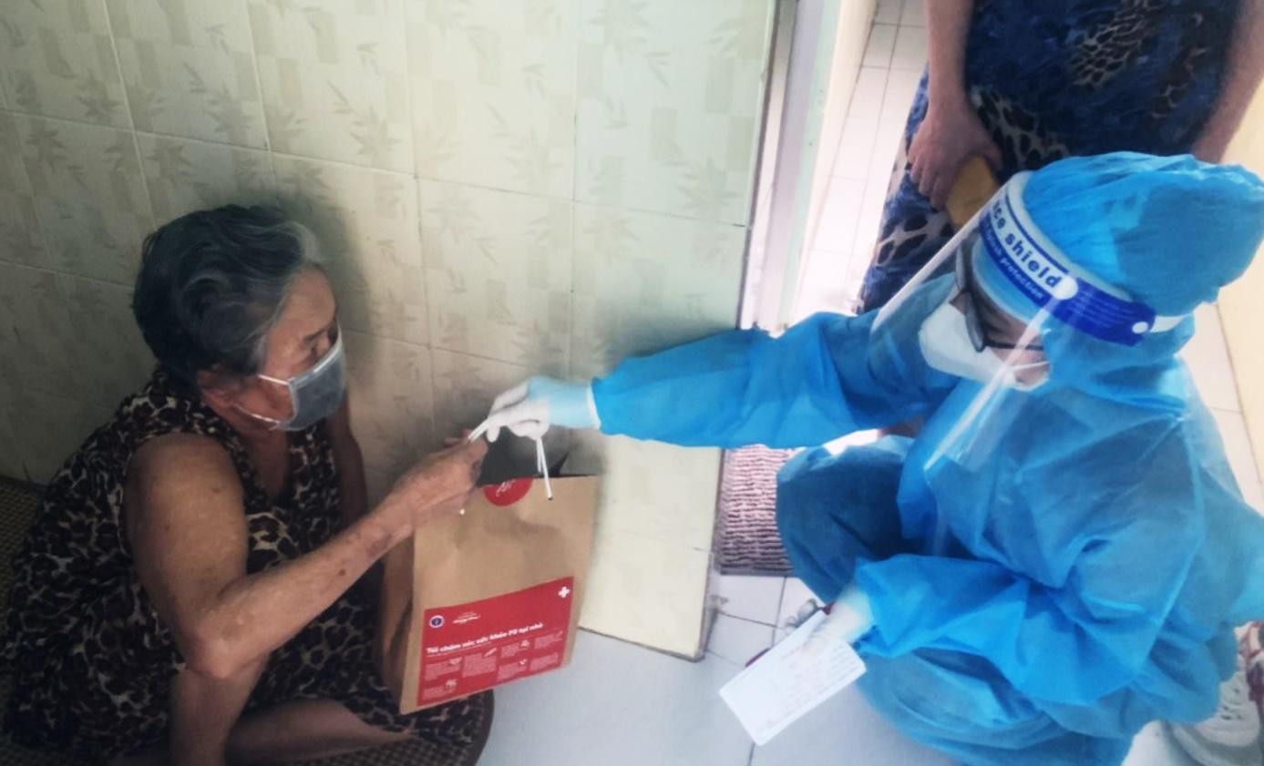Nhân viên y tế TPHCM cung cấp túi thuốc điều trị COVID-19 cho các F0 cách ly tại nhà