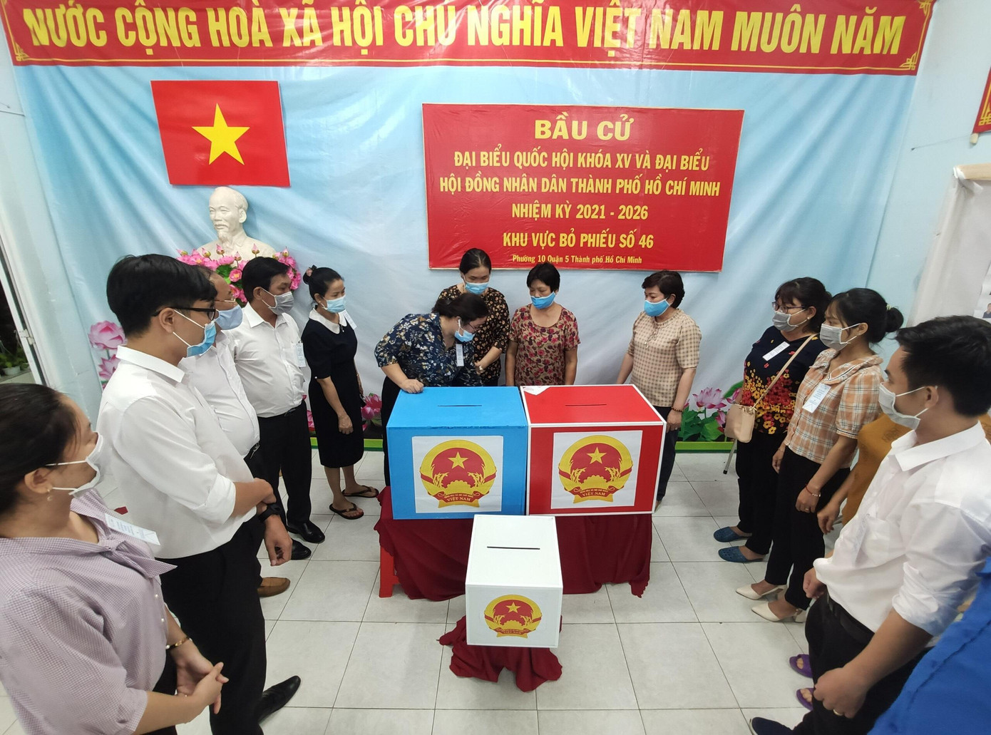 Kiểm phiếu sau khi việc bỏ phiếu bầu cử của người dân hoàn tất