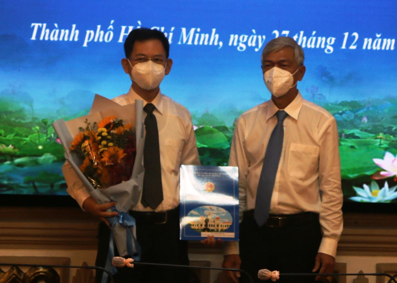 Ông Trần Việt Hà (trái) nhận quyết định bổ nhiệm từ Phó Chủ tịch UBND TPHCM Võ Văn Hoan Ông Trần Việt Hà (trái) nhận quyết định bổ nhiệm từ Phó Chủ tịch UBND TPHCM Võ Văn Hoan