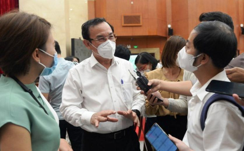 Bí thư Thành uỷ Nguyễn Văn Nên chia sẻ với báo chí bên hành lang hội nghị chiều 2/12