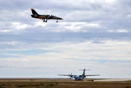 Trong quá trình diễn ra khóa huấn luyện, hoạt động của Hàng không dân dụng sân bay Tuy Hòa vẫn diễn ra bình thường