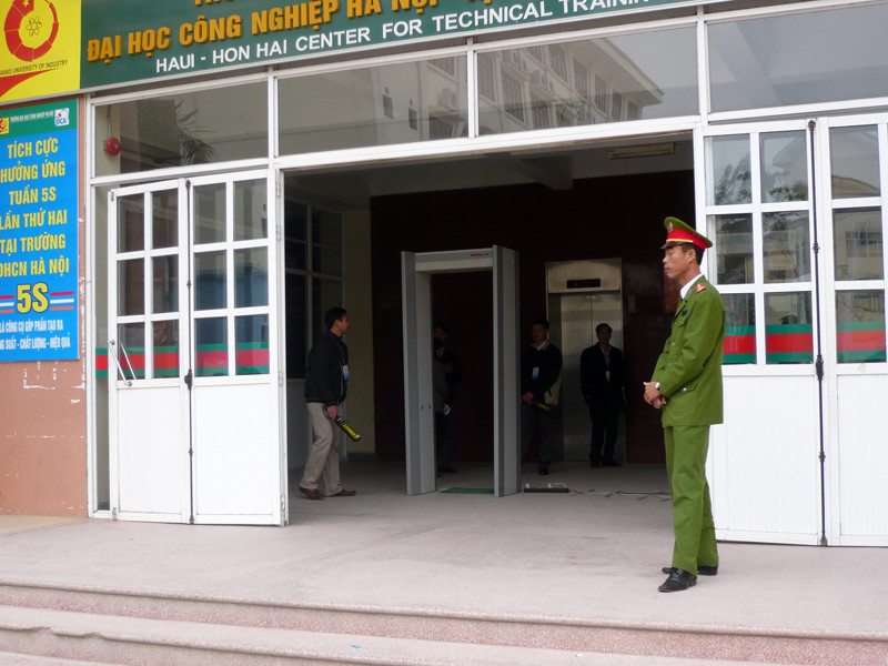 Tại các cổng từ luôn có lực lượng công an túc trực