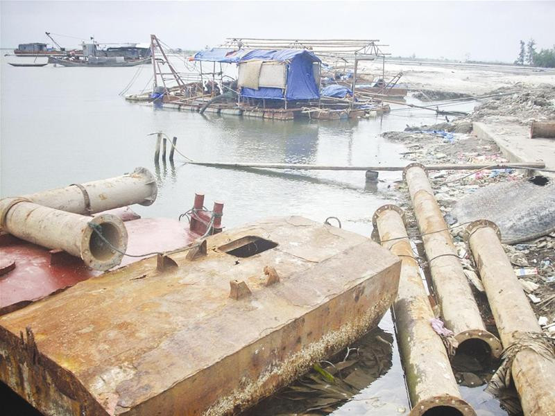 Sau hơn một năm rưỡi thi công, tiến độ xây dựng âu thuyền Phú Hải gần như vẫn dậm chân tại chỗ. Ảnh: Ngọc Văn Sau hơn một năm rưỡi thi công, tiến độ xây dựng âu thuyền Phú Hải gần như vẫn dậm chân tại chỗ. Ảnh: Ngọc Văn
