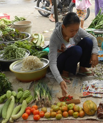 Trước gia cảnh khó khăn, Hương định xin bảo lưu kết quả đi làm công nhân may, chờ năm sau học.