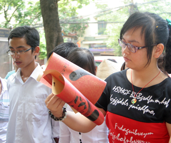 Có bạn xin hai chữ liền một lúc